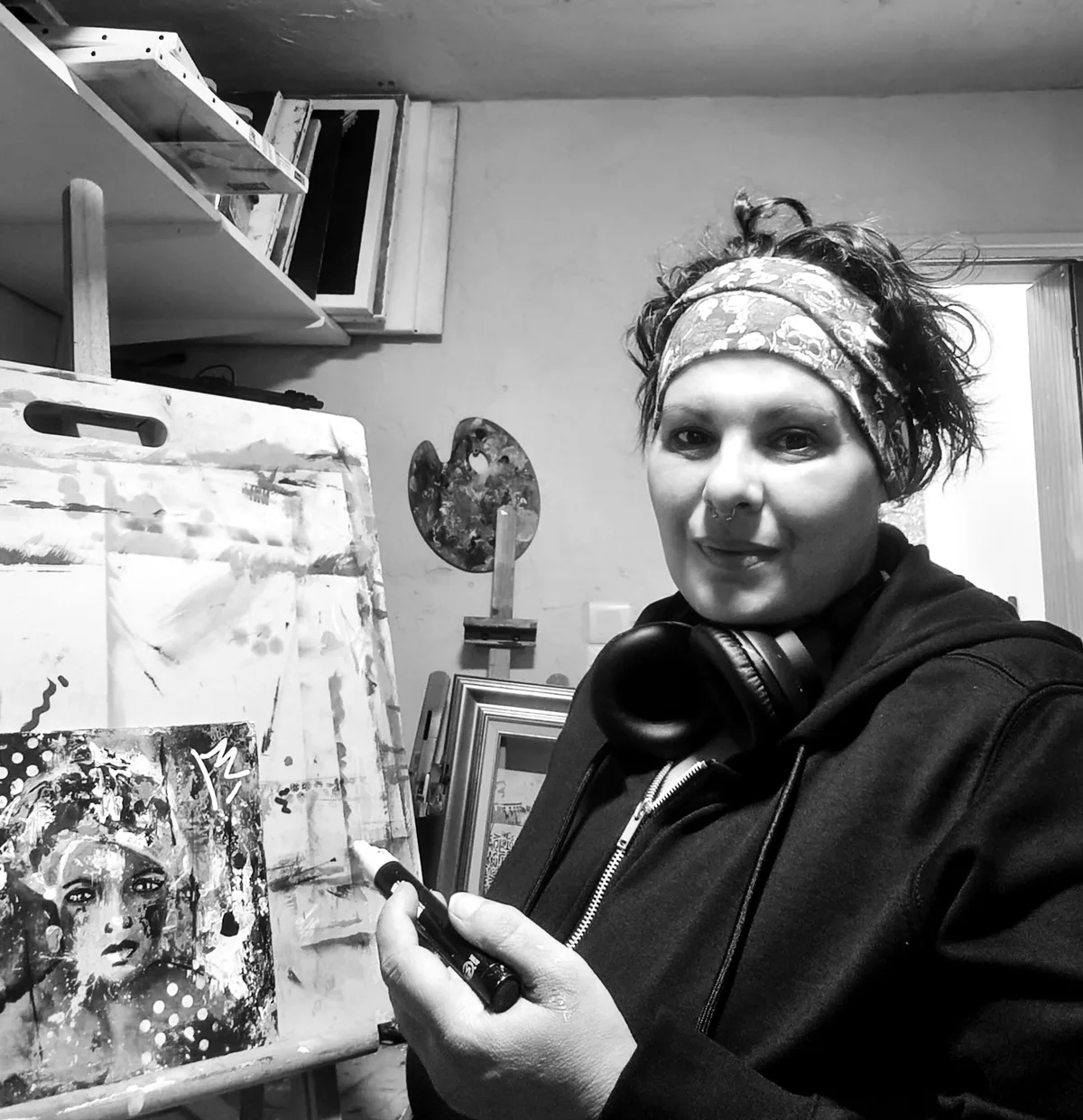 Sabrine dans son atelier, devant une toile en cours